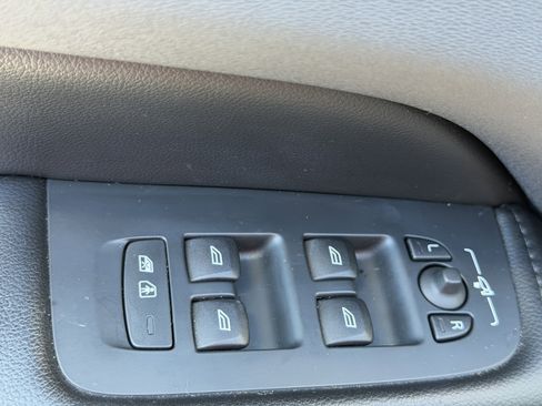 Used 2019 Volvo XC60 T5 Momentum w/ Premium Package image 23