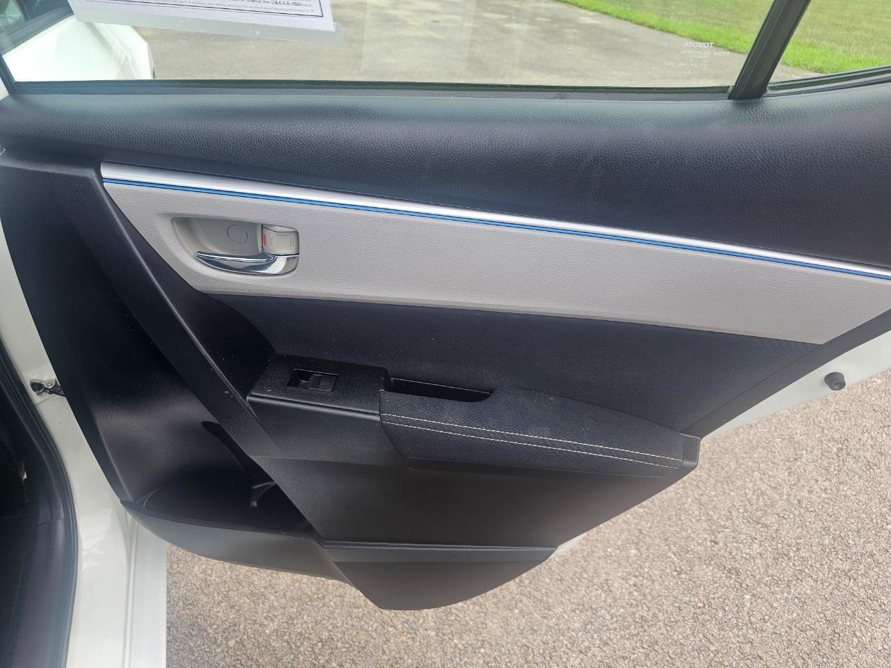 Used 2015 Toyota Corolla LE FWD image 17