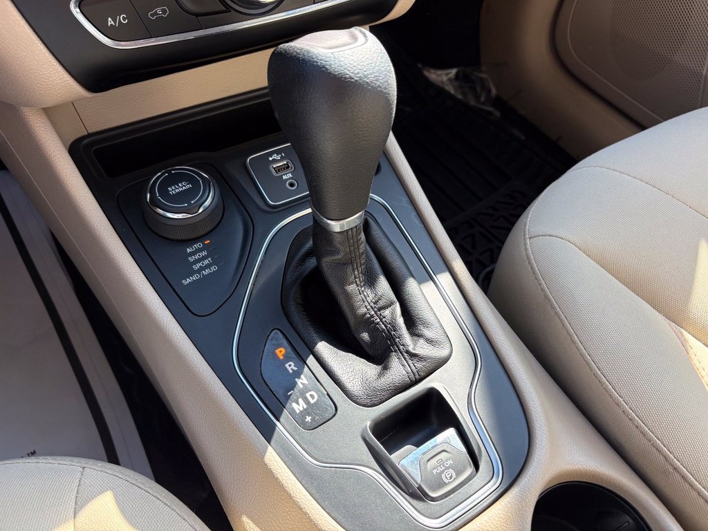 Used 2019 Jeep Cherokee Latitude w/ Popular Appearance Group AWD/4WD image 16
