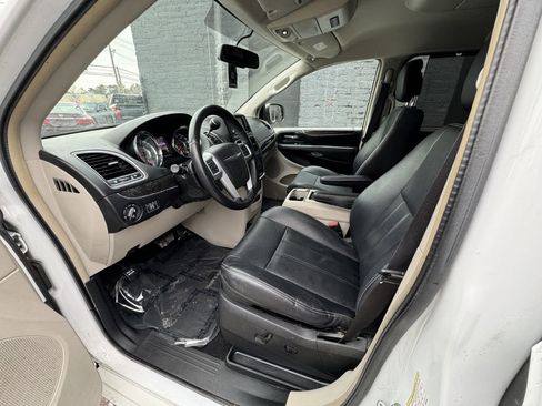 Used 2014 Chrysler Town & Country Touring image 13