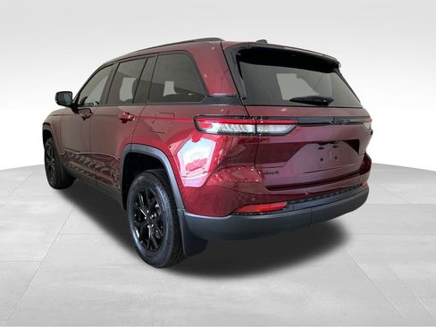 Used 2025 Jeep Grand Cherokee Altitude w/ MOPAR Finishing Package AWD/4WD image 3