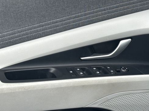Used 2025 Hyundai Elantra Limited FWD image 14