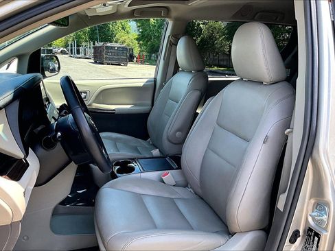 Used 2017 Toyota Sienna XLE FWD image 24