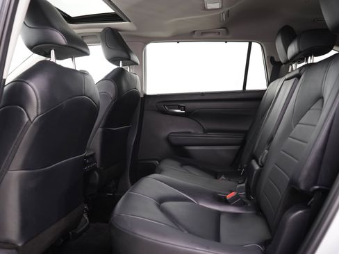 Used 2025 Toyota Highlander XLE AWD/4WD image 22