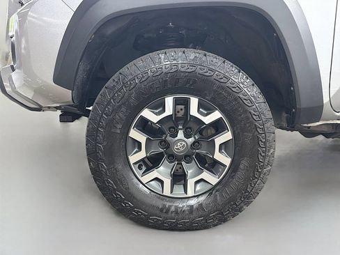Used 2022 Toyota Tacoma TRD Off-Road AWD/4WD image 29
