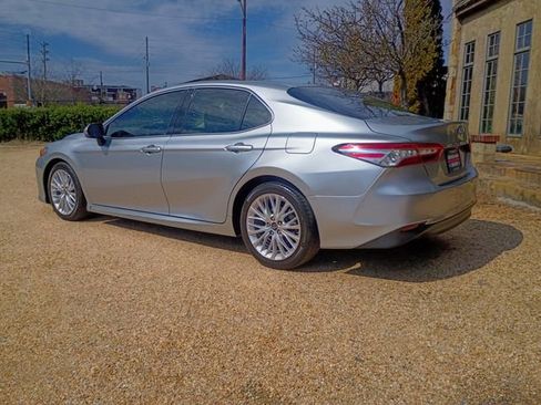 Used 2018 Toyota Camry XLE image 8