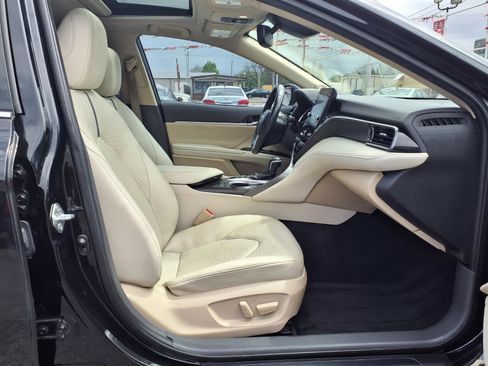 Used 2021 Toyota Camry XLE w/ Navigation Upgrade Package image 17