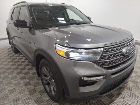 Used 2022 Ford Explorer XLT w/ XLT Sport Appearance Package AWD/4WD image 5