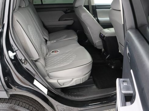 Used 2021 Toyota Highlander LE FWD image 36