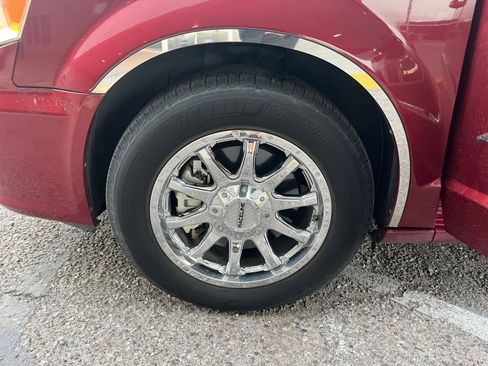 Used 2013 Chrysler Town & Country Touring image 26