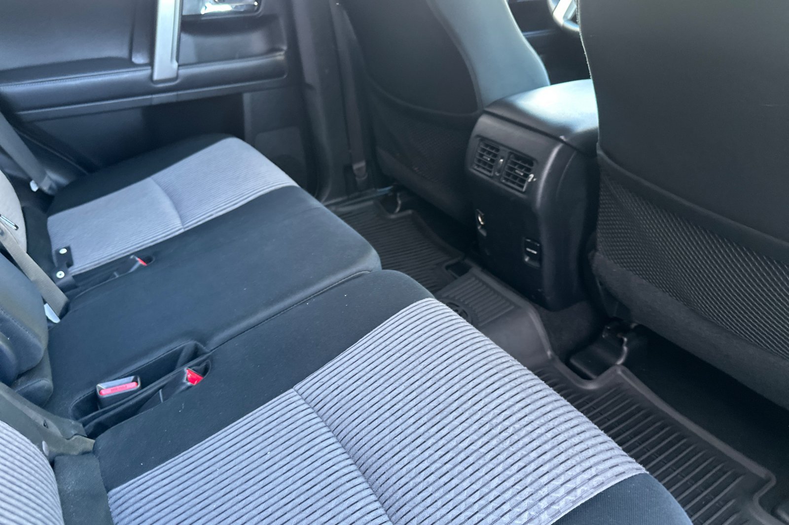 Used 2018 Toyota 4Runner SR5 AWD/4WD image 19