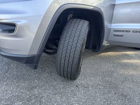 Used 2017 Jeep Grand Cherokee Laredo image 32