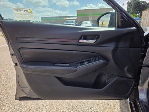 Used 2025 Nissan Altima 2.5 SV FWD image 13