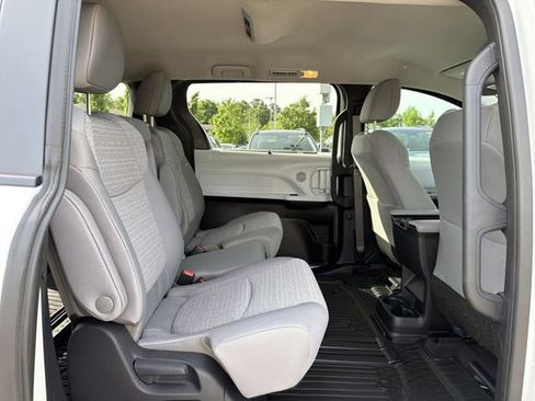 Used 2025 Toyota Sienna LE FWD image 17