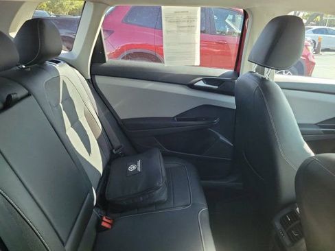 Certified 2022 Volkswagen Taos SE image 4