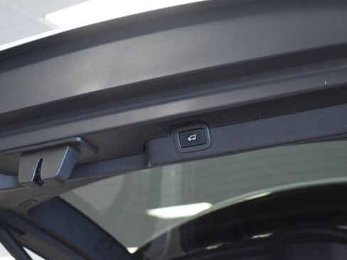 Used 2017 Land Rover Discovery HSE image 29