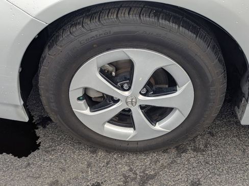 Used 2015 Toyota Prius Two image 12