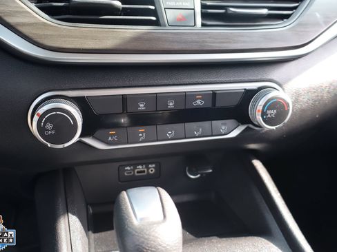 Used 2025 Nissan Altima 2.5 SV FWD image 19