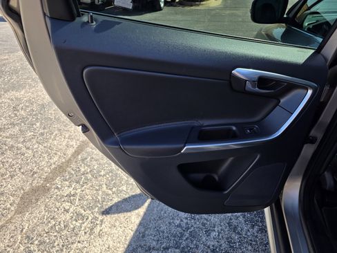 Used 2015 Volvo XC60 T5 Premier w/ Proximity Package image 12