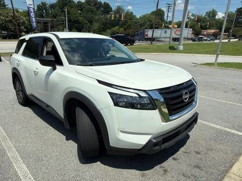 Used 2025 Nissan Pathfinder S FWD image 6
