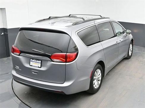 Used 2017 Chrysler Pacifica Touring-L image 37