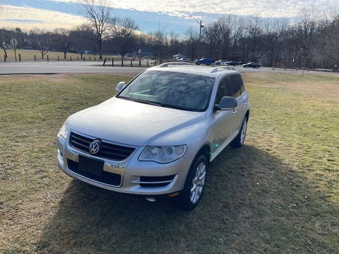 Used 2010 Volkswagen Touareg VR6 w/ Luxury Pkg image 5