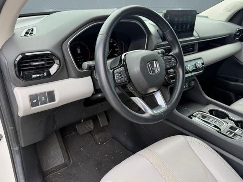 Used 2024 Honda Pilot Touring image 4