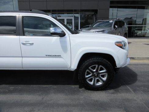 Used 2017 Toyota Tacoma Limited AWD/4WD image 15