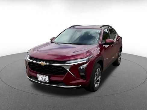 Used 2025 Chevrolet Trax LT w/ LT Convenience Package FWD image 7