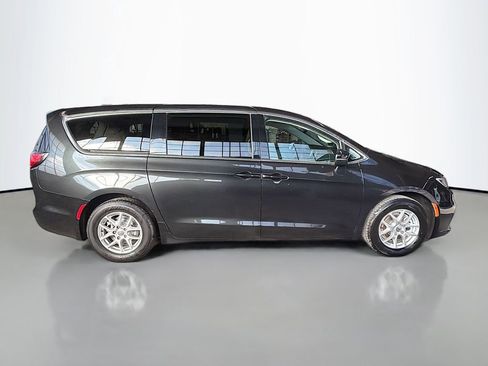 Used 2023 Chrysler Pacifica Touring-L image 8