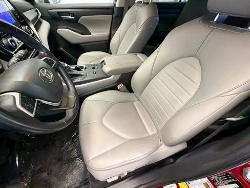 Used 2023 Toyota Highlander XLE FWD image 11