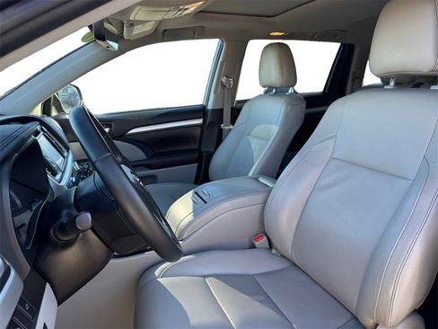 Used 2019 Toyota Highlander XLE image 9
