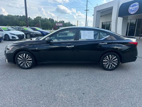 Used 2025 Nissan Altima 2.5 SV FWD image 2