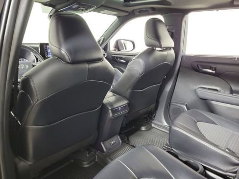 Used 2022 Toyota Highlander XSE FWD image 11