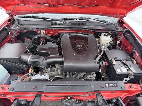 Used 2018 Toyota Tacoma TRD Off-Road w/ Technology Package image 3