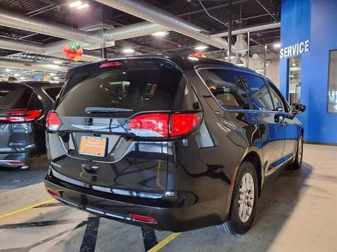 Used 2024 Chrysler Voyager LX image 7