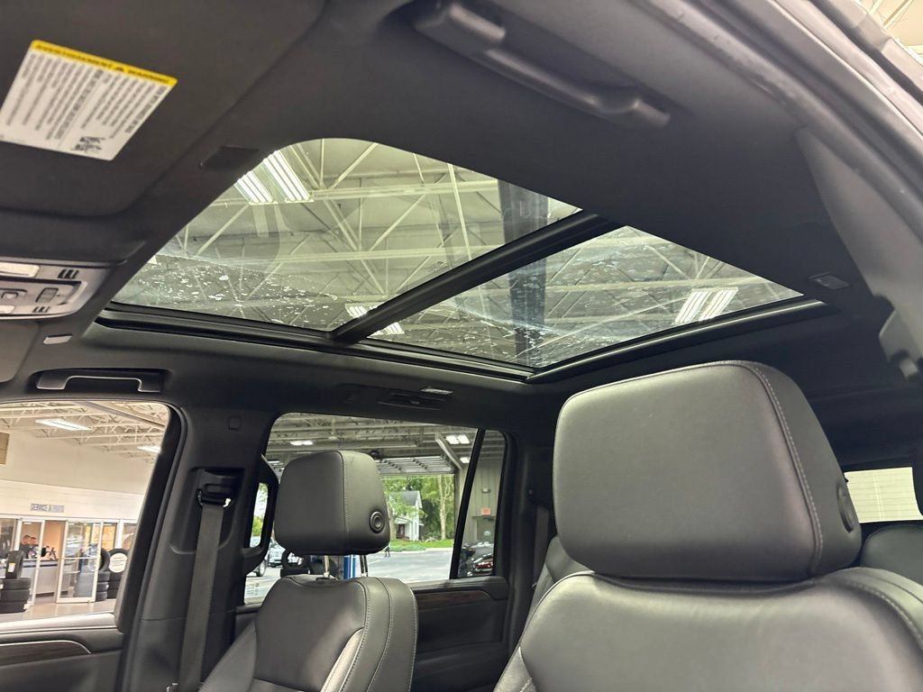 Used 2022 Chevrolet Suburban LT AWD/4WD image 12