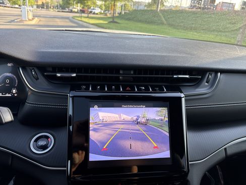 Certified 2025 Jeep Grand Cherokee Altitude image 29