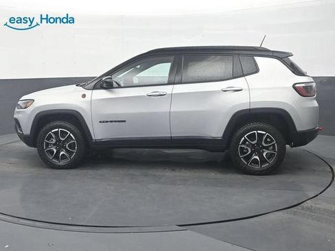 Used 2025 Jeep Compass Trailhawk w/ Trailer Tow Group AWD/4WD image 4
