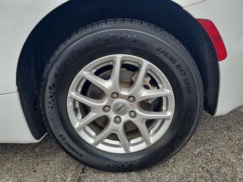 Used 2024 Chrysler Pacifica Touring-L FWD image 32