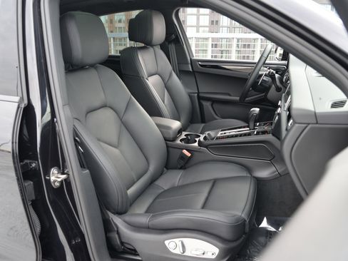 Certified 2025 Porsche Macan image 21