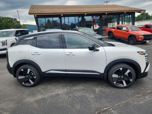 New 2025 Nissan Kicks SR image 9