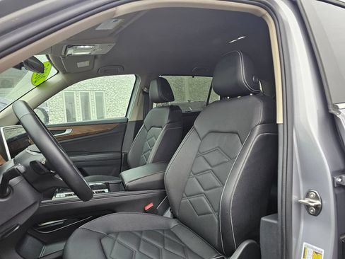 Used 2025 Volkswagen Atlas SE AWD/4WD image 18