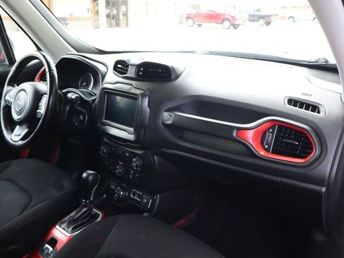 Used 2018 Jeep Renegade Trailhawk AWD/4WD image 17
