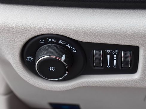 Used 2023 Chrysler Pacifica Touring-L FWD image 43