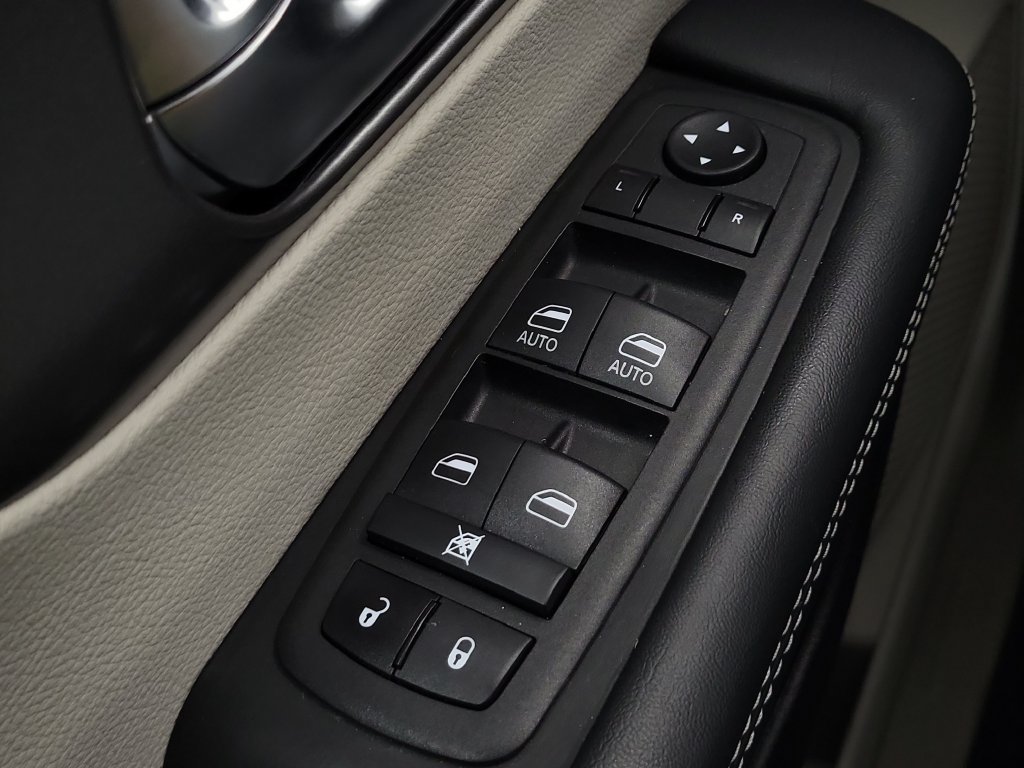 Used 2023 Chrysler Pacifica Touring-L FWD image 15