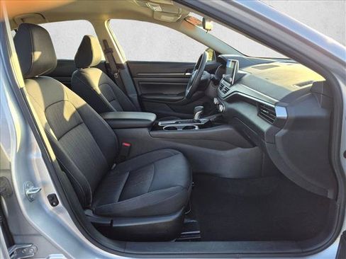 Used 2024 Nissan Altima 2.5 SV FWD image 21