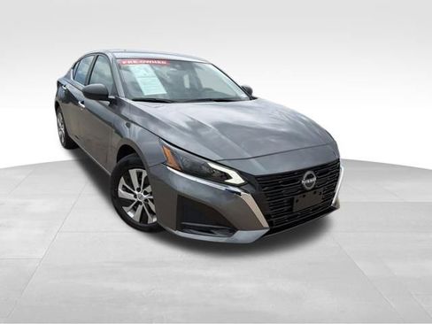 Used 2025 Nissan Altima 2.5 S FWD image 2
