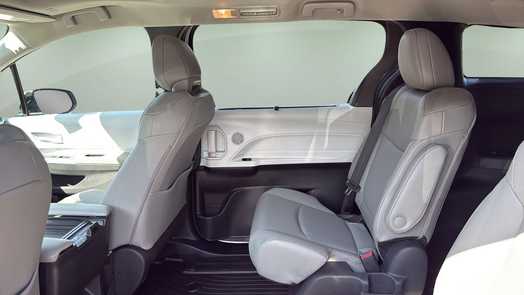 Used 2026 Toyota Sienna XLE FWD image 16