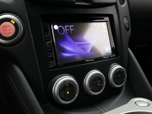 Used 2017 Nissan 370Z Coupe RWD image 17
